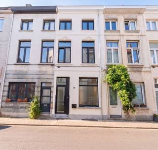 <h1><span>Karaktervolle, volledig gerenoveerde woning met 3 slaapkamers</span></h1><p><span>Achter de authentieke gevel van deze woning in de Korte Beeldekensstraat schuilt een volledig gerenoveerde en instapklare woning met 3 slaapkamers, waar hedendaags wooncomfort en authentieke charme mooi samenkomen.</span></p><p><span>Bij de renovatie werd veel aandacht besteed aan het behoud van de oorspronkelijke elementen. Een echte blikvanger is de originele trap, die zorgvuldig werd gezandstraald en opnieuw volledig tot zijn recht komt.</span></p><p><span>Ook technisch werd de woning grondig aangepakt. Het dak is splinternieuw, de elektrische installatie is conform en dankzij het gunstige EPC-label B geniet u van een energiezuinige woning.</span></p><p><span>Troeven:</span></p><ul><li><span>Authentieke gevel met karakter</span></li><li><span>Volledig gerenoveerd</span></li><li><span>3 slaapkamers</span></li><li><span>Originele elementen met zorg behouden</span></li><li><span>Gezandstraalde authentieke trap</span></li><li><span>Splinternieuw dak</span></li><li><span>Elektriciteit conform</span></li><li><span>EPC-label B</span></li><li><span>Volledig instapklaar</span></li><li><span>Gelegen nabij de Stuivenbergsite, een buurt die de komende jaren verder wordt ontwikkeld</span></li></ul><p><span>Een sfeervolle gezinswoning met een authentieke uitstraling en hedendaags wooncomfort, klaar voor haar nieuwe bewoners.</span></p><p><span>Interesse? Neem contact op voor meer informatie of een bezichtiging:  <strong>info@markasa.be</strong> of <strong>03/827.72.92</strong></span></p>