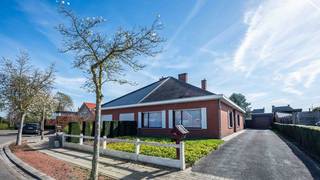 Deze charmante halfopen gelijkvloerse woning verwelkomt u via de inkomhal met apart gastentoilet.De gezellige en lichtrijke woonkamer vormt het hart...