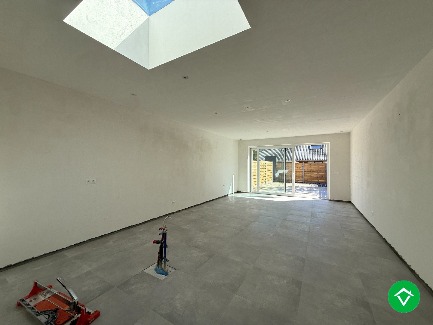 Centraal gelegen nieuwbouwwoning met 3 slaapkamers, tuin en overdekte autostaanplaats - foto 2
