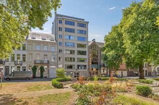 <p>Op de zevende verdieping van een verzorgd appartementsgebouw aan de Schuttersvest in Mechelen bevindt zich dit ruime en instapklare appartement met twee slaapkamers, een aangenaam terras en een prachtig uitzicht over de omgeving.</p><p>Dankzij de hoge ligging en de grote raampartijen geniet het appartement van bijzonder veel natuurlijk licht en een mooi open zicht. </p><p> </p><p>De ruime leefruimte vormt het hart van het appartement en biedt voldoende plaats voor een gezellige zit- en eethoek. Aansluitend bevindt zich de volledig uitgeruste keuken, waardoor beide ruimtes mooi met elkaar in verbinding staan.</p><p>Via de ruime inkomhal bereikt u de verschillende vertrekken van het appartement. Er zijn twee volwaardige slaapkamers, waarbij de hoofdslaapkamer rechtstreeks toegang biedt tot het terras. Een heerlijke plek om in alle rust van het uitzicht en de buitenlucht te genieten.</p><p>De verzorgde badkamer is uitgerust met een ruime inloopdouche en lavabo. Daarnaast beschikt het appartement over twee toiletten, wat zorgt voor extra comfort. Een aparte wasplaats biedt praktische ruimte voor wasmachine, droogkast en bijkomende berging.</p><p>Met een bewoonbare oppervlakte van circa 100 m² beschikt het appartement over aangename volumes en een functionele indeling. Het geheel verkeert in goede staat en is volledig instapklaar. De lift in het gebouw zorgt bovendien voor een comfortabele toegang tot de zevende verdieping.</p><p> </p><p>Ook de ligging is een belangrijke troef. Vanuit de Schuttersvest bereikt u het centrum van Mechelen eenvoudig te voet of met de fiets. Winkels, horeca, scholen, openbaar vervoer en het station bevinden zich vlakbij, terwijl ook de belangrijkste invalswegen vlot bereikbaar zijn.</p><p> </p><p>Een lichtrijk en ruim appartement met twee slaapkamers, terras en een prachtig uitzicht op een centrale locatie in Mechelen.</p><p> </p><p>Interesse? Neem contact op met Malines Group en plan uw bezoek.</p>