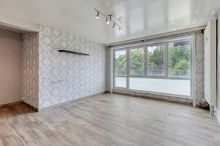Zeer lichtrijk en energiezuinig, EPC-label B, appartement gelegen in de residentie "Terlinden Park" op een paar minuten afstand van het centrum, tussen de ziekenhuizen van de A-zorg groep (voorheen OLV- en ASZ-ziekenhuis) bijkomend met een zeer vlotte bereikbaarheid naar de autosnelweg E40. Dit appartement bevindt zich op de 4de verdieping, uiteraard toegankelijk via een lift, waarbij het groen zicht een grote troef is. Dit appartement heeft het volgende te bieden: inkomhal, leefruimte, keuken met toegang tot het terras/balkon, nachthal, 2 slaapkamers en de badkamer. Aan dit appartement is tevens een kelder gekoppeld op de min 1 verdieping. Het gebouw is gelegen in een parktuin waar het rustig verpozen is na een drukke dag. Na een opknapbeurt kan dit jouw eigen stek worden of kan dit aangewend worden als investeringspand. Op zoek naar iets dergelijks? Contacteer ons dan voor een bezoek via affligem@immoaccenta.be