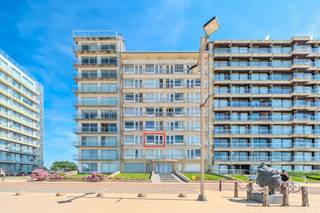 Schitterend vernieuwde studio met slaaphoek en frontaal zeezicht te koop in Middelkerke, Zeedijk 259. Deze instapklare studio ligt op de tweede verdieping van de recent gerenoveerde residentie Miami Beach, vlakbij het openbaar vervoer, winkels, horeca en het nieuwe casino. <br />Mogelijkheid tot aankopen van een garagebox in de nabije buurt.<br /><br />Indeling:<br />- inkomhal<br />- leefruimte <br />- geïnstalleerde keuken<br />- slaaphoek<br />- badkamer met toilet en douche<br />- extra opbergruimte op de gang<br /><br />Tevens is er een gemeenschappelijke fietsenberging.<br /><br />Troeven:<br />- toplocatie op de zeedijk van Middelkerke<br />- prachtig frontaal zeezicht!<br />- volledig instapklaar<br />- voldoende parkeergelegenheid in de buurt<br />- gemeenschappelijke fietsenberging<br />- dak werd reeds vernieuwd<br />- lift werd reeds vernieuwd<br />- inkomhal werd gerenoveerd<br />- toegang achteraan het gebouw, makkelijk laden en lossen<br />- Mogelijkheid tot aankopen van een garagebox in de nabije buurt.<br /><br />Bent u op zoek naar een studio met frontaal zicht op zee, te koop te Middelkerke? Aarzel niet en leg vandaag uw bezoek vast!<br /><br />Bestuursmaatregelen in het maatregelenregister: nee