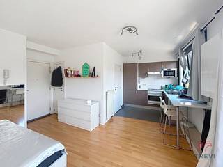 ELSENE, dicht bij alle voorzieningen, in een recent gebouw, studio van ±35 m² (volgens EPC) op de 6e verdieping. De indeling is als volgt: hal met apart toilet, woonkamer van ±25 m² met een volledig uitgeruste open keuken, die uitkomt op een mooi terras op het zuiden van ±6,5 m², doucheruimte. Kelder. Raming van de kosten: 80 €/maand (koud water, gemeenschappelijke kosten). EPC D- (aanvraag in uitvoering). Beschikbaar vanaf 15/08/2026. Afmetingen ter indicatie.