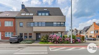<p><strong>AALST – Opbrengsteigendom met ± 5% bruto rendement en langetermijnhuurder</strong></p>
<p>Bent u op zoek naar een stabiele vastgoedinvestering met een aantrekkelijk rendement en een beperkt risicoprofiel? Dan is deze commerciële eigendom in Aalst beslist het bekijken waard.</p>
<p>Het pand is momenteel verhuurd aan Argenta, een financieel sterke en gevestigde bank-verzekeraar. De huurovereenkomst werd in februari 2025 vernieuwd voor een periode van 9 jaar, wat zorgt voor een langdurige en voorspelbare huurinkomst.</p>
<p>Met een actuele huurprijs van € 1.665,55 per maand of € 19.986,60 per jaar realiseert deze eigendom bij een vraagprijs van € 399.000 een bruto huurrendement van ca. 5%.</p>
<p>Een bijkomende troef is dat het pand niet beschikt over een uitgesproken of moeilijk aanpasbare bankinrichting. Hierdoor blijft een eventuele toekomstige reconversie naar een andere zakelijke invulling relatief eenvoudig en beperkt in kost, wat het investeringsrisico verder verlaagt.</p>
<p>Ook de ligging, zichtbaarheid en bereikbaarheid vormen belangrijke troeven. Het pand bevindt zich op het gelijkvloers van een kleinere residentie en is praktisch en functioneel ingericht met vier afzonderlijke bureauruimtes, een wachtruimte, keukenhoek met eet- en printerruimte, twee toiletten en een technische ruimte.</p>
<p>In de kelderverdieping bevindt zich bovendien een private berging van ca. 10 m². In de verkoop zijn eveneens één buitenstaanplaats en één staanplaats onder de carport inbegrepen.</p>
<p>Ook technisch staat het pand sterk: de elektrische installatie is conform en de eigendom beschikt over een gunstig EPC-label B.</p>
<p>Meer info en bezoek 053/60.65.60.</p>
