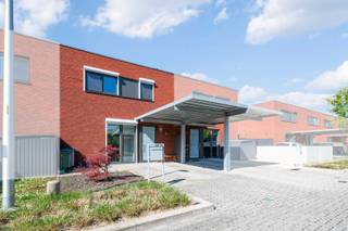 Deze moderne woning werd opgetrokken in 2020 met zeer degelijke en tijdloze materialen. De indeling is als volgt: inkomhal met...