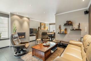 Ontdek deze uitzonderlijke kangoeroewoning op een prachtig perceel van maar liefst 1440 m²Het hoofdgebouw verwelkomt u met een aangename woonkamer...