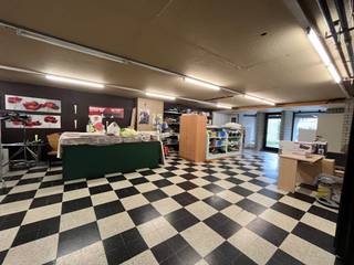 Handelspand/winkel met woonst te MoorseleDeze bestaat uit : * Gelijkvloers: handelspand/winkel + stadstuin* 1ste verdiep : 2 slaapkamers, badkamer,...