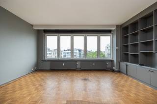 Bekijk de videotour, grondplan, gunstig EPC(B), elektrische keuring en overige documenten via de wellimmo-site ('documenten')<br />Voor meer info of een bezoek: info@wellimmo.net of 03/225.00.68.<br /><br />Hoog boven de stad, op de 8ste verdieping van een verzorgd gebouw aan de Frankrijklei, bevindt zich dit bijzonder lichtrijke appartement van 106 m² + terras. De absolute blikvanger? Het indrukwekkende panorama over de skyline van Antwerpen.<br />De centrale inkomhal op natuursteen met ingemaakte vestiairekast en handige berging leidt naar de leef- en eetruimte aan de voorzijde. Grote raampartijen zorgen hier voor een overvloed aan natuurlijk licht en bieden een aangenaam, open uitzicht over het groen van de Leien. De eiken parket + maatwerk bibliotheek geeft de ruimte extra karakter.<br />Aansluitend bevindt zich de keuken met toegang geeft tot een eerste terrasje, handig voor vuilzakken etc. <br />Verder bevinden er zich twee volwaardige slaapkamers en het terras aan de rustige achterzijde. Hier komt de uitzonderlijke ligging op de 8ste verdieping helemaal tot haar recht: het weidse panorama over Antwerpen en zijn herkenbare landmarks vormt een uniek decor, zowel overdag als wanneer de stad ’s avonds oplicht.<br />Verder beschikt het appartement over een badkamer met ligbad/douchecombi en een afzonderlijk toilet. <br />Met een bewoonbare oppervlakte van 106 m², twee buitenruimtes en een gunstig EPC-label B combineert dit appartement ruimte en energiezuinigheid met licht, uitzicht en een bijzonder centrale ligging. Op wandelafstand van het Stadspark en met winkels, horeca, openbaar vervoer en het historische stadscentrum binnen handbereik. Een kelderberging is inbegrepen.<br /><br /><strong>Troeven:</strong>
<ul>
<li><span>Fenomenaal panoramisch uitzicht over Antwerpen</span></li>
<li><span>Uitzonderlijk veel natuurlijke lichtinval</span></li>
<li><span>EPC-label B</span></li>
<li><span>Twee slaapkamers</span></li>
<li><span>Centrale ligging aan de Leien, vlak bij het Stadspark</span></li>
</ul>