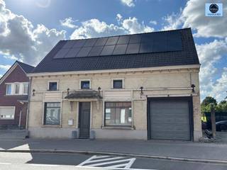 MAISON DE CARACTÈRE AVEC 5 CHAMBRESPrix indicatif : 350 000 euros Cette maison particulière est un parangon d'authenticité et de caractère.Construite...