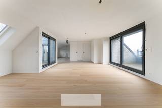 <strong><span>6% BTW MOGELIJK - LAATSTE PENTHOUSE TE KOOP</span></strong><br /><br />Bent u benieuwd ? Wacht niet en mail ons op <strong>verkoop@groepthiers.be</strong> of bel <strong>0499/11 77 66 - 056 21 61 61</strong><br /><br />Deze luxueuze penthouse (167 m²) met 2 grote terrassen van samen (17,44 m²) ligt tegenover het park Baron Casier, in de Keukeldam te Waregem.<br />De Grote Markt van Waregem bevindt zich op wandelafstand.<br />Elke dag geniet u van een <strong>prachtig frontaal zicht op het park Baron Casier</strong>.<br />Een heel grote troef is dat er<strong> GEEN inkijk</strong> is in uw appartement.<br />Er is heel <strong>veel lichtinval</strong> doordat dit een 'doorkijk appartement' is.<br /><br />Hecht u belang aan <strong>heel veel privacy</strong>?<br />Stelt u lichtinval op prijs?<br />Droomt u van een terras waar u 's morgens kan ontbijten, met zicht op de Gaverbeek?<br />Of kan u nu al genieten van het idee dat u 's avonds op terras de vogeltjes hoort fluiten en geniet van een mega panoramisch zicht op park Baron Casier<br /><br />Contacteer ons en vergewis u zelf van deze unieke penthouse, die zich op de volledige 4de verdieping bevindt. <br /><br />Via de inkom, komt u binnen in de <strong>leefruimte</strong> die werkelijk een <strong>open en lichtrijk gevoel </strong>geeft doordat er zich aan <strong>beide zijden van de leefruimte een terras met fenomenale verzichten</strong> bevindt. In de living vindt u de nodige voorzieningen voor een <strong>gashaard</strong>, wat ervoor zorgt dat u werkelijk kan genieten van gezellige momenten. De leefruimte is voorzien van<strong> vloerverwarming</strong> waardoor u geen last heeft van radiatoren (mogelijkheid tot uitbreiding met vloerkoeling), ideaal om mooie meubels of schilderijen te plaatsen. Aansluitend aan de leefruimte, bevindt zich de <strong>open keuken</strong>. Hier heeft u een <strong>fenomenaal zicht op park Baron Casier</strong>. U waant zich werkelijk in het park terwijl u aan het koken bent.<br /><br />Deze unieke penthouse beschikt over <strong>2 zeer grote slaapkamers, elk voorzien van een eigen badkamer</strong>. De Master bedroom, met zicht op park Baron Casier, beschikt over een badkamer met ligbad, douche en wastafel. Er is zowel een <strong>gastentoilet</strong> als een <strong>nachttoilet </strong>aanwezig, evenals een <strong>grote berging </strong>waar alle nutsvoorzieningen aanwezig zijn.  <br /><br />In de kelder beschikt u ook over een <strong>private kelderberging van 7,33 m²</strong>.<br /><br />U heeft de mogelijkheid om een <strong>grote bovengrondse private garagebox</strong> bij te kopen (<strong>6,2 meter diep</strong>), dewelke zich achteraan de residentie bevindt.<br /><br />Bent u benieuwd ? Wacht niet en mail ons op <strong>verkoop@groepthiers.be</strong> of bel <strong>0499/11 77 66 - 056 21 61 61.</strong>