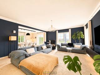 <br /><br />Ruime villa met <strong>VOLLEDIGE ONDERKELDERING (90M²)</strong> en een <strong>ZONOVERGOTEN TUIN</strong> op een rustige ligging. Voorzien van een gunstig EPC, met aanwezigheid van <strong>ISOLATIE EN 32 ZONNEPANELEN. </strong>Deze instapklare woning verwelkomt u via een royale inkomhal en biedt een aangename leefruimte met <strong>OVERVLOEDIGE LICHTINVAL</strong> die naadloos aansluit op de eetplaats en de <strong>VERNIEUWDE OPEN KEUKEN</strong>. Het grote kelderverdiep van <strong>CA. 90M²</strong> omvat een <strong>PRAKTISCHE BERGING</strong>, wasplaats, werkatelier en <strong>INPANDIGE GARAGE</strong>, wat zorgt voor uitzonderlijk <strong>VEEL OPSLAG- EN WERKRUIMTE</strong>. Op de verdieping bevinden zich <strong>DRIE RUIME SLAAPKAMERS </strong>met ingemaakte kasten, aparte dressing en een luxueuze badkamer uitgerust met zowel ligbad als ruime inloopdouche. Buiten geniet u van een ruime oprit, een zonnige tuin met een <strong>MOOI GROEN UITZICHT</strong> en een <strong>AANGENAAM TERRAS</strong> waar het heerlijk vertoeven is. De villa is gelegen in een <strong>RUSTIGE STRAAT</strong>, op korte afstand van het <strong>STATION</strong> en met vlotte verbindingen naar omliggende gemeenten en <strong>BELANGRIJKE INVALSWEGEN</strong>.<br /><br />Adres: Stikte 1 te Geraardsbergen (Moerbeke)<br /><br />Geen renovatieplicht; P-score: A, G-score: A; Bestuursmaatregelen in maatregelenregister: neen.