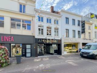<p>Bruisend HANDELSPAND MET WOONST op een ZÉÉR COMMERCIËLE TOPLIGGING in het centrum van Zottegem. Deze statige stadseigendom met AANTREKKELIJKE BESCHERMDE GEVEL en een totaal volume van ca. 312 M² combineert de charme van een authentiek pand met UITSTEKENDE VISIBILITEIT en tal van mogelijkheden voor wonen en ondernemen. Het gelijkvloers omvat een RUIME HANDELSRUIMTE met grote vitrine, opslagruimte en kelder. Op de eerste verdieping bevinden zich een ruime overloop, ideaal als bureau of hobbyruimte, een lichtrijke woonkamer, een te renoveren keuken, badkamer en wasplaats. De tweede verdieping beschikt over een nachthal, 3 SLAAPKAMERS en een tweede badkamer. De zolder biedt extra bergruimte. Dankzij de CENTRALE LIGGING is deze eigendom perfect geschikt voor een winkel, kantoor of vrij beroep met woonst. Bovendien beschikt het pand over EPC-LABEL C, waardoor GEEN RENOVATIEVERPLICHTING van toepassing is.</p>
<br /><br />!Mits de aanvraag van een vergunning is er ook de mogelijkheid voor het inrichten van 2 APPARTEMENTEN op de 1ste en 2de verdieping! <br /><br />Adres: Hoogstraat 20 – 9620 Zottegem<br /><br />EPC: 283 kWh/m², G-score en P-score A, Geen renovatieverplichting van toepassing