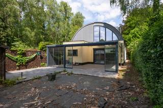 Ruime woning met 4 slaapkamers en grote tuin in groene omgevingDeze lichtrijke woning biedt een aangename leefruimte met hoge plafonds, zwarte tegelvloer en een gezellige houtkachel. Grote schuiframen geven toegang tot een ruime veranda en een zuidgerichte tuin met veel privacy.De open keuken is volledig uitgerust met kwaliteitsvolle toestellen. Er zijn 4 volwaardige slaapkamers, allemaal met veel lichtinval of directe toegang tot buiten. Daarnaast is er een ruime badkamer met dubbele lavabo, inloopdouche en toilet. Op de bovenverdieping een polyvalente ruimte met ingemaakte kasten.De woning is structureel in goede staat, maar kan een opfrissing gebruiken om volledig tot haar recht te komen. Gelegen op een ruim perceel met tuinhuis, in een rustige en groene buurt met goede bereikbaarheid.De weergegeven bewoonbare oppervlakte werd overgenomen van het EPC-attest en is louter informatief.Graag een bezoek inplannen? ☎️ 0468/56.94.08✉️ nils@lefevervastgoed.be💬 Stuur een berichtje