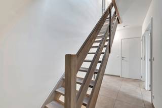 <p>Bent u op zoek naar een stijlvol en modern appartement waar ruimte en comfort centraal staan?<br />Dit prachtige duplexappartement op de 2de verdieping, gelegen in het mooie Desselgem, biedt alles wat u wenst.<br />Slechts enkele kilometers ten westen van Waregem-centrum en langs de charmante rivier de Leie combineert dit appartement rust, bereikbaarheid en luxe.<br /><br />Met een royale oppervlakte van 137 m² en een doordachte indeling geniet u hier van ultiem wooncomfort:<br />Een ruime inkomhal en een gastentoilet met een vaste trap naar de bovenverdieping<br />Een badkamer, uitgerust met een douche en dubbele wastafel, en een bijhorende aparte berging/technische ruimte.<br />3 slaapkamers, waaronder een masterbedroom op de bovenverdieping met een eigen dressing en een volledig uitgeruste 2de badkamer. Deze badkamer beschikt over een ligbad, douche, toilet en dubbele wastafel – een echte privé-oase!<br />Een zeer ruime, lichtrijke woonkamer van maar liefst 43 m² met een volledig geïnstalleerde open keuken. De woonkamer geeft toegang tot een zuidgericht terras, waar u de hele dag door van de zon kunt genieten.<br />Een privatieve kelderberging voor extra opslag.<br /><br />Minstens 1 grote garageboxen van 25 m², ideaal voor de wagen, fietsen en bijkomende spullen.<br />(prijs excl. kosten) (1 tot 2 garageboxen verplicht bij te nemen, in totaal €25.000 excl kosten per garagebox)</p>