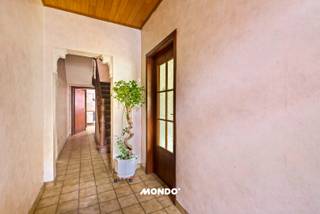 Cherchez-vous une maison pleine de caractère où vous pourrez insuffler votre propre style de rêve ? Cette spacieuse maison de rangée (environ 161 m² de surface de plancher utile), située au 236 Steenweg op Vilvoorde à Opwijk, offre la toile parfaite pour ceux qui aiment l'espace, la polyvalence et les possibilités d'extension.<br /><br />Bien qu'il s'agisse d'un projet de rénovation, la propriété dispose d'une base très solide et de nombreux atouts uniques que l'on trouve rarement dans cette gamme de prix.<br /><br />• Surface habitable spacieuse (161 m²) : Un volume étonnamment grand avec plusieurs étages.<br />• Cour intérieure et jardin : Profitez de la verdure et de l'air frais. La cour intérieure offre la possibilité parfaite d'agrandir considérablement la cuisine.<br />• Agencement flexible : Possibilité de créer 3 à 4+ chambres à coucher complètes.<br />• Garage(s) en option : Besoin de confort supplémentaire ou d'espace de rangement ? Il est possible d'acheter un ou plusieurs garages en option.<br />• Emplacement avantageux : Liaisons faciles vers Vilvoorde, Bruxelles, Dendermonde et le centre d'Opwijk avec des écoles, des magasins et des transports en commun.<br /><br />- Rez-de-chaussée :<br />En entrant dans la maison, vous arrivez dans le salon confortable. Il y a ensuite l'espace cuisine, les installations sanitaires (salle de bains et toilettes séparées) et un espace de rangement pratique. La cour intérieure adjacente est un atout absolu : agrandissez la cuisine et créez une cuisine moderne avec vue sur le jardin arrière.<br /><br />- Premier étage :<br />Il y a 3 chambres à coucher et un hall central.<br /><br />Le spacieux grenier offre des possibilités supplémentaires. Pensez à une grande chambre principale avec dressing, une salle de loisirs ou des chambres d'enfants supplémentaires.<br />Espace de stockage frais pratique.<br /><br />Aimez-vous enlever vos gants et voir le potentiel de ce projet de rénovation ?<br />Contactez-nous dès aujourd'hui pour plus d'informations ou une visite sur place !<br />tim@mondovastgoed.be - +32483 60 60 60