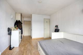 <p>Studio te koop op een uitstekende locatie in Leuven, Andreas Vesaliusstraat 91. Ideaal gelegen vlakbij het historische stadscentrum van Leuven.<br /><br />De studio werd volledig gerenoveerd en beschikt over een gunstig EPC-label B, conforme elektriciteit en is asbestvrij. Gelegen op de eerste verdieping en vlot bereikbaar met de lift. De studio beschikt bovendien over een aparte badkamer met lavabo, toilet en douche. Momenteel verhuurd, waardoor deze zowel uiterst geschikt is als investering, als voor eigen bewoning. <br /><br />Interesse? Neem contact op met Thomas via thomas@sophimo.be of +32 499 22 99 24.</p>