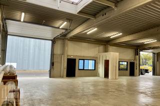 Nieuwbouw <strong>kmo-unit van 225 m² </strong>met <strong>3 privatieve parkeerplaatsen</strong> te huur, gelegen op de Genkersteenweg 311, 3500 Hasselt. Deze moderne en instapklare unit biedt tal van voorzieningen die perfect inspelen op de noden van ondernemers.<br /><br />De unit is uitgerust met energiezuinige LED-verlichting, een sectionale poort met afzonderlijke toegangsdeur, brandbeveiliging en een lichtstraat die zorgt voor natuurlijk daglicht. Daarnaast is er een kantoorblokje met kitchenette en een sanitaire blok aanwezig. De unit is combineerbaar met aangrenzende ruimtes, wat flexibiliteit biedt voor wie op zoek is naar uitbreiding.<br /><br />Dankzij de gunstige ligging in Hasselt is dit een uitstekende locatie voor wie op zoek is naar een functionele en kwalitatieve bedrijfsruimte.<br /><br />Contacteer <strong>PANORAMA B2B</strong> voor bijkomende (technische) inlichtingen of een vrijblijvend plaatsbezoek <strong>0474 17 17 15</strong>.