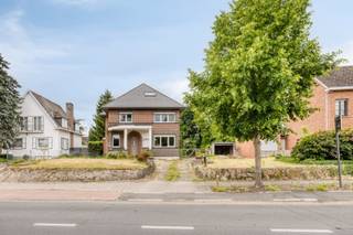 Nabij centrum Bornem en N16 hebben we deze ruime woning op circa 1.008 m² te koop.Inkomhal, ruime living, aparte keuken, berging-wasplaats, apart...