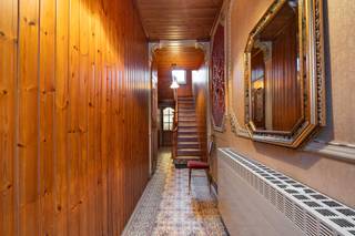 <p><strong>Het beste van twee werelden: stadsleven met rust en comfort.</strong> <span>Deze woning in Hoboken ligt in een rustige straat op wandelafstand van de Hobokense polder. Perfect voor wie op zoek is naar rust, zonder de nabijheid van de stad te willen missen. </span></p><p><br /></p><p><strong>Het gelijkvloers omvat</strong><span> een inkomhal, een ruime woonkamer, een keuken en een veranda. </span></p><p><span>De eerste verdieping bestaat uit een zeer ruime slaapkamer met aansluitend een badkamer met douche. </span></p><p><span>Op de tweede verdieping vind je nog twee gerenoveerde slaapkamers.</span></p><p><br /></p><ul><li><span>Mogelijkheid tot 4 slaapkamers</span></li><li><span>Rustige, centraal gelegen buurt in Hoboken</span></li><li><span>Ideaal renovatieproject</span></li><li><span>Grote tuin </span></li></ul>