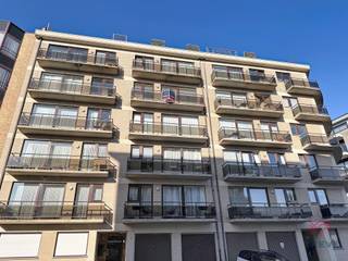 <strong>JETTE: Vlakbij winkels en openbaar vervoer en het Koning Boudewijnpark, gerenoveerd appartement met 2 slaapkamers van ±80 m².</strong><br />
<p><u>Gelegen op de 4e verdieping met lift:</u> A5</p>
<p>- Woonkamer van ±30 m² met een terras van ±6 m² op het oosten<br />- Ingerichte keuken (oven, elektrische kookplaat, afzuigkap, koelkast/diepvriezer, vaatwasser)<br />- Slaapkamer van ±9 m² met toegang tot het terras<br />- Technische ruimte (met wasmachine)<br />- WC<br />- Badkamer en douche<br />- Slaapkamer van ±13 m² met een terras van ±3 m² op het westen</p>
<p>Kleine parkeerplaats inbegrepen.</p>
<p>Kosten: forfaitair bedrag van 50€/maand voor gemeenschappelijke kosten.</p>
<p>EPC E+</p>
<p>Beschikbaar: onmiddellijk.</p>
<p></p>