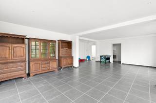 Hoekwoning met 3 woonunits in het centrum van De Panne<br /><br />In de Adinkerkelaan 6 te De Panne bevindt zich deze interessante gesloten hoekbebouwing met tal van mogelijkheden. Dit eigendom bestaat uit een handelsgelijkvloers met garage / fietsenberging en drie afzonderlijke woonunits, ideaal als investering of combinatie wonen/werken. Gelegen in het centrum en op slechts 1300 meter van zee geniet u hier van een vlotte bereikbaarheid en een uitstekende ligging.<br /><br />De woning, gebouwd in 1951, is instapklaar en heeft een bewoonbare oppervlakte van ca. 235 m² op een perceel van 140 m². Elke unit beschikt over een eigen CV-installatie op aardgas, PVC-ramen met dubbele beglazing en een praktische indeling.<br /><br />Indeling:<br />Op het gelijkvloers bevindt zich een ruime handels- of kantoorruimte (±61 m²), een niet-geïnstalleerde keukenruimte, sanitair met twee toiletten en een garage met kantelpoort. De gemeenschappelijke inkomhal voor de appartementen bevindt zich langs de zijkant van het gebouw.<br /><br />De eerste verdieping omvat twee appartementen. Beide units beschikken over een leefruimte, keuken, badkamer met douche en toilet en een slaapkamer.<br /><br />Op de tweede verdieping bevindt zich een derde appartement met leefruimte, keuken met eetplaats, badkamer en slaapkamer. Via de trapzaal is ook de geïsoleerde zolderruimte bereikbaar.<br /><br />Troeven:<br /><br />- Opbrengsteigendom met 3 units + handelsgelijkvloers<br />- Centrale ligging nabij winkels, openbaar vervoer en zee<br />- Conforme elektriciteit <br />- Afzonderlijke verwarming per unit<br />- Garage inbegrepen<br />- EPC-label E (422 kWh/m² jaar)<br /><br />Kortom, een veelzijdige eigendom met interessante verhuurmogelijkheden of ruimte voor eigen invulling in het hart van De Panne.<br />Ref. NI24634