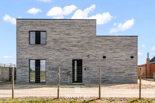 Voor meer info en foto’s, surf naar www.swevers.be – In een rustige, groene buurt van Herk-de-Stad vind je deze instapklare open bebouwing aan de Terbermenweg 156. De woning werd volledig gebouwd tot een moderne, energiezuinige thuis met zonnepanelen en mogelijkheid tot airco. Met een bewoonbare oppervlakte van 184 m² biedt het pand veel ruimte en comfort. De lichtrijke leefruimte (37 m²) sluit naadloos aan op de ruime keuken (28 m²) met kookeiland en directe toegang tot de zuidgerichte tuin. Verder op het gelijkvloers: een praktische berging, een gastentoilet en een aparte slaapkamer of bureauruimte. Boven bevindt zich een ruime slaapkamer, een moderne badkamer met inloopdouche en dubbele wastafel, een extra toilet en een open nachthal met vide. De woning beschikt niet over een kelder of zolder, maar biedt voldoende bergruimte. Gelegen op 6 are en op korte afstand van winkels, scholen, openbaar vervoer en snelwegen, combineert deze woning rust met bereikbaarheid. Voor meer informatie, bel 011 255 155. Bron bewoonbare oppervlakte: EPC – verslag.