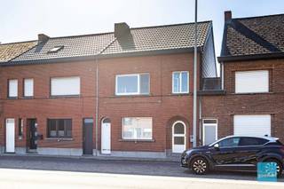 Perfect instapklare gerenoveerde woning te Dendermonde.De woning heeft een mooie tuin en terras.Ook al is dit een gesloten bebouwing is er aan...
