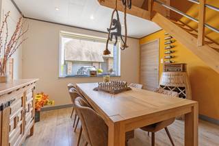 <p>Deze instapklare en smaakvol gerenoveerde gezinswoning biedt een bewoonbare oppervlakte van maar liefst 193 m² en is gelegen op een ruim perceel van 797 m² in een rustige, doodlopende straat met prachtige landelijke vergezichten.</p><p>De woning werd doorheen de jaren grondig gerenoveerd en uitgebreid met een stijlvolle uitbouw, waarin een lichtrijke leefruimte en een centraal gelegen, volledig uitgeruste open keuken het hart van de woning vormen. Dankzij de doordachte indeling geniet u van een aangename woonbeleving met veel natuurlijk licht en een vlotte verbinding tussen binnen en buiten.</p><p>Momenteel beschikt de woning over drie volwaardige slaapkamers, met bovendien de mogelijkheid om eenvoudig extra slaapkamers te creëren, ideaal voor grotere gezinnen of wie nood heeft aan een thuisbureau of hobbyruimte.</p><p>Buiten wacht een fraai aangelegde tuin waar het heerlijk vertoeven is. De talrijke bijgebouwen bieden tal van mogelijkheden en omvatten onder meer een gezellige bar, perfect voor ontspanning of het ontvangen van familie en vrienden. Daarnaast beschikt de eigendom over een ruime carport en voldoende extra bergruimte.</p><p>Met een gunstig EPC-label B, een kwalitatieve afwerking, een royale woonoppervlakte en een rustige ligging in een doodlopende straat combineert deze woning energiezuinig en comfortabel wonen met rust, ruimte en een prachtig landelijk uitzicht.</p>