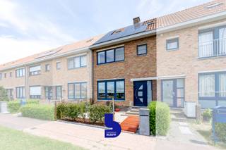 Instapklare gerenoveerde gezinswoning met 3 slaapkamers, zonnige tuin en zonnepanelen in Oostende-Stene. <br /><br />Bent u op zoek naar een instapklare gezinswoning waar rust, ruimte en comfort centraal staan? Dan zal deze charmante woning in Oostende-Stene u ongetwijfeld weten te bekoren.<br /><br />Gelegen in een uiterst rustige doodlopende straat, in een groene en kindvriendelijke woonwijk aan de rand van de stad, geniet u hier van een aangename woonomgeving met alle voorzieningen binnen handbereik. Winkels, scholen, openbaar vervoer en de belangrijkste invalswegen van Oostende bevinden zich op een korte afstand, waardoor u zowel de rust als een uitstekende bereikbaarheid combineert.<br /><br />Bij het betreden van de woning komt u in de inkomhal die toegang biedt tot de kelderverdieping. Hier bevinden zich een praktische berging, een afzonderlijk toilet en een extra slaapkamer die eveneens perfect kan dienen als bureau, hobbyruimte of logeerkamer.<br /><br />Op het gelijkvloers vormt de ruime open leefruimte het hart van de woning. De gezellige zit- en eetruimte vloeien naadloos in elkaar over en worden afgewerkt met een stijlvolle bamboevloer en een modern spanplafond. De volledig ingerichte keuken sluit hier mooi op aan en is uitgerust met alle hedendaagse toestellen.<br /><br />De eerste verdieping beschikt over twee ruime slaapkamers en een smaakvol ingerichte badkamer met een inloopdouche, toilet en een design lavabomeubel. Op de tweede verdieping bevindt zich nog een volwaardige slaapkamer die tal van mogelijkheden biedt als master bedroom, tienerkamer of thuiskantoor.<br /><br />Ook buiten is het heerlijk vertoeven. De woning beschikt over een verzorgd voortuintje en een zonnige, aangelegde achtertuin die bovendien ook bereikbaar is langs de achterzijde, wat een extra praktische troef vormt. Het luxueuze tuinhuis zorgt voor bijkomende opbergruimte of kan ingericht worden als gezellige buitenruimte.<br /><br />De woning werd met zorg gerenoveerd en is volledig instapklaar. Dankzij de zonnepanelen geniet u bovendien van een lagere energiefactuur. De achtergevel werd afgewerkt in crepi, wat de woning een verzorgde en eigentijdse uitstraling geeft.<br />Deze ruime gezinswoning combineert een rustige ligging met een centrale bereikbaarheid en biedt alle comfort voor wie zorgeloos wil wonen. Een ideale thuis voor gezinnen of voor wie op zoek is naar een instapklare woning met veel ruimte en een zonnige tuin.