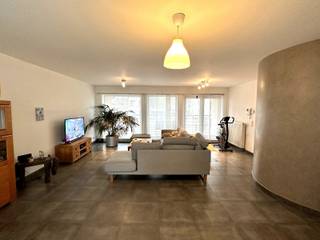 Dit zeer gunstig gelegen appartement met een bewoonbare oppervlakte van 130m² bevindt zich op de 2de verdieping en is ook bereikbaar met de...