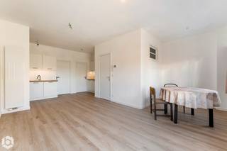 In de bruisende stationsbuurt van Mechelen bevindt zich dit recent gerenoveerde appartement met 1 slaapkamer. U bevindt zich hier op een centrale locatie, doch op wandelafstand van winkels, scholen, eet-en drankgelegenheden en het openbaar vervoer.<br /><br />We betreden het appartement via de gemeenschappelijke inkomhal. De lichtrijke leefruimte kunt u inrichten met een gezellige zithoek een aparte eetplaats en biedt ook ruimte om een bureau in te richten. De open keuken is mooi geïntegreerd in het geheel en voorzien van kwalitatieve toestellen. Via de keuken heeft u daarnaast ook toegang tot een erg ruime berging met voorzieningen voor een wasmachine en droogkast. Achteraan bevindt zich de slaapkamer met en-suite badkamer die uitgerust is met een lavabo, een toilet en een inloopdouche. Tot slot beschikt ook over airco en een praktische kelderberging. De gemeenschappelijke kosten bedragen €20 per maand. <br /><br />Dit is een uitstekende opportuniteit als u op zoek bent naar een instapklaar appartement op een uitstekende locatie te Mechelen. Contacteer ons voor meer informatie op +32 479/47.09.61 of neem een kijkje op www.boonstravastgoed.be .<br /><br />Bijzonderheden:<br />- Instapklaar<br />- Gunstig EPC<br />- Uitstekende locatie