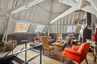 <strong>Luxe en comfort in het hart van Antwerpen</strong><br /><br /><span>Antwerps erfgoed</span><br />Ontdek dit unieke <strong>duplexappartement </strong>in het dak van de historische residentie Den Branthaeck.<br />Een beschermd stukje Antwerps <strong>erfgoed </strong>in Lodewijk XV-stijl, met een historie die teruggaat tot de 16de eeuw.<br />Door de jaren heen werd deze <strong>patriciërswoning </strong>zorgvuldig gerenoveerd door Conix-architecten, met behoud van het authentieke karakter en grandeur.<br /><br /><span>Historisch Centrum</span><br />Gelegen aan de binnenkort prachtig vernieuwde Lange Nieuwstraat, bevindt de bewoner zich in het bruisende historisch centrum van Antwerpen. Op wandelafstand van de levendige <strong>Meir </strong>en de <strong>Grote Markt</strong>, met haar gezellige cafés, charmante boetieks en heerlijke restaurants.<br /><br /><span>Authentieke charme en modern comfort</span><br />Bij binnenkomst op de derde verdieping wordt de bewoner vewelkomd in de <strong>eetkamer </strong>of het <strong>salon </strong>op volle parketvloeren, met een rechtstreekse toegang naar het ruime <strong>zuidterras</strong>.<br />De open <strong>keuken </strong>is voorzien van alle moderne gemakken en beschikt over voldoende opbergruimte.<br />Via de hal bereikt men het <strong>gastentoilet </strong>en de aparte <strong>wasplaats</strong>.<br />De <strong>woonkamer</strong>, met indrukwekkende plafonds tot wel vijf meter hoogte en een gezellige open haard, biedt een prachtig zicht op de gotische toren van de Sint-Jacobskerk.<br />Een tweede <strong>slaapkamer</strong> of <strong>bureauruimte </strong>is volledig voorzien van ingemaakte kasten en kan dienst doen als luxueuze <strong>dressing</strong>.<br />De lichte <strong>badkamer </strong>- met ligbad, inloopdouche en een stijlvolle wastafel - is een oase van rust.<br />De royale en luxueuze <strong>hoofdslaapkamer </strong>is het pronkstuk van de woning, met vloerlange ramen die overvloedig daglicht binnenlaten.<br /><br /><span>Bijzonderheden</span><br />- Gerieflijke kelderberging inbegrepen<br />- ca. €245maandelijkse lasten<br />- Een staanplaats kan worden aangekocht aan €30.000,-