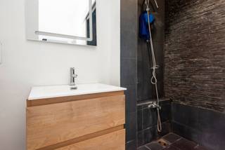 We treffen dit dakappartement met 1 slaapkamer in de wijk Diamant in de buurt van de Keyserlei, de Meir, de zoo en het stadspark. Het appartement heeft een zeer centrale ligging en scholen, openbaar vervoer, winkels zijn op wandelafstand.<br /><br />Het appartement bevindt zich op de 8ste verdieping. U heeft inkomhal, apart toilet, keuken die basis is voorzien, een woonkamer met klein terras, een slaapkamer met aansluitend een badkamer. Dit appartement beschikt over een kelder.<br /><br />Mits de nodige opfrissingswerken, een zeer interessante investering.<br /><br />Momenteel verhuurd aan vriend voor €700 per maand inclusief de kosten.<br /><br />Alg. onkosten +-€100 Per maand<br /><br />EPC: 264 KwH/m²/jaar