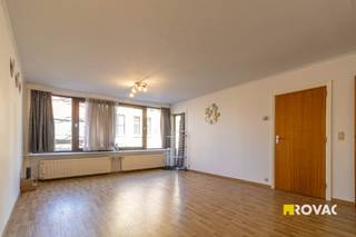 Centraal gelegen appartement bestaande uit inkom, living, ingerichte keuken (kookplaat op gas, oven, dampafvoer, koelkast,...