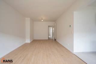 Inkomhal; apart toilet; leefruimte met open keuken met kasten, kookplaat, dampkap en ruimte voor een eigen koelkast en vaatwasser; badkamer...