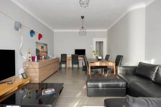 <p><span>Instapklaar 2 slaapkamer appartement met terras op toplocatie!<br /></span><span>Dit charmant appartement bevindt zich op de eerste verdieping van een kleinschalig en goed onderhouden gebouw met centrale ligging dat anno 2010 gerenoveerd werd. De Pulhofwijk staat voor rustig en kwalitatief wonen op een boogscheut van het bruisende Antwerpen met diverse winkels, parken, scholen, sportfaciliteiten, openbaar vervoer en belangrijke invalswegen op wandelafstand. Het appartement geniet een gunstig EPC, conforme elektriciteit en heeft individuele meters. Daar het momenteel verhuurd is leent het zich ook perfect als zorgeloze investering met onmiddellijke huuropbrengsten. Mis deze mooie kans zeker niet!  </span></p><p><span><br /></span><span>Inkomhal, leefruimte, keuken &amp; berging:</span></p><p><span>U betreedt het appartement via de aparte inkomhal met parlofoon en plek voor de vestiaire. De woonkamer geniet veel natuurlijk licht en is voldoende ruim voor een gezellig salon in combinatie met een uitnodigende eetkamer. Onder meer dankzij de moluren, de hoge plafonds en de afgeronde hoeken ademt het appartement het nodige karakter. De ruime en bovenal geriefelijke keuken is voorzien van een keramisch vuur, dampkap, combi-oven, vaatwasser en koelkast met vriesvak. Bovendien is er ook een handige berging die ideaal is voor het kuisgerief. <br /><br /></span><span>Slaapkamers, badkamer:<br /></span><span>De eerste slaapkamer ligt aanpalend de leefruimte en leent zich ook perfect als bureau, dressing, speelkamer, hobbyruimte of als uitbreiding op uw leefruimte. De riante master (ca. 12,5m²) met rechtstreekse toegang tot het terras ligt aan de nog rustigere achterzijde van het gebouw, waardoor een goede nachtrust alsook uw privacy gegarandeerd is. De onderhoudsvriendelijke badkamer omvat een ligbad/douche combinatie, lavabo, handdoek-radiator, toilet, hangkast en een nis met de aansluitingen voor wasmachine en droogkast. Ook de nieuwe HR condensatieketel (2026) vindt u hier terug.</span></p><p><span><br /></span><span>Terras, kelder &amp; garagebox:</span></p><p><span>Op het NO-gerrichte terras is het ook op de heetste zomerdagen aangenaam vertoeven. De ideale plek voor uw kopje koffie en ontbijt in de ochtend, een sprankelend aperitief na thuiskomst van een drukke dag of een lekker maaltijd met uw partner en/of vrienden. Een ruime, privatieve kelder is inbegrepen. Indien gewenst heeft u de mogelijkheid om een bovengrondse garagebox aan te kopen op het naastgelegen perceel (€ 32.000). Een ware luxe alsook een absolute meerwaarde.</span></p><p><span><br /></span><span>Extra troeven:</span></p><p><span>- Mobiscore 9,3/10</span></p><p><span>- EPC B<br />- Deels HR beglazing</span></p><p><span>- Nieuwe HR condensatieketel 2026</span></p><p><span>- Dakisolatie 10 cm PUR</span></p><p><span>- Gevelisolatie</span></p><p><span>- Elektriciteit conform</span></p><p><span>- Individuele meters</span></p><p><span>- Laag KI</span></p><p><span>- Terras</span></p><p><span>- Kelder</span></p><p><span>- Garagebox</span></p><p><span> </span></p>