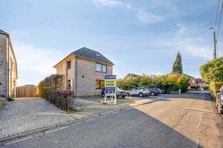 immo DAVID vous propose: une spacieuse maison mitoyenne, habitable de suite et idéalement située.Cette récente maison rénovée de 3 façades est...