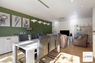 Dit instapklaar en energiezuinig appartement met 2 slaapkamers is gelegen in Kessel-Lo, op slechts 7 minuten fietsen van Leuven centrum. <br /><br />Bij het betreden van het appartement komen we in de inkomhal met apart gastentoilet en vestiairekast. Verder wandelen we door naar de lichtrijke woonkamer en volledig geïnstalleerde keuken. Hier vinden we ook het ruime terras van 27m².<br /><br />Verder hebben we nog 2 ruime slaapkamers van 13 &amp; 12,5 m², een badkamer met douche en enkel lavabo en een praktische berging met aansluiting voor wasmachine en droogkast.<br /><br />Verder is er een carport, een private kelderberging en een gemeenschappelijke fietsenstalling.<br />De carport dient verplicht bij aangekocht te worden voor 25.000 euro.<br /><br />EPC A. De verwarming is op aardgas. Elektriciteit is conform. Asbestveilig (maar mogelijk niet asbestvrij).<br /><br />In het gebouw bevindt zich een lift.<br /><br />Alle tellers voor de nutsvoorzieningen zijn privaat. <br /><br />Bij verdere vragen of interesse kan u ons steeds contacteren!