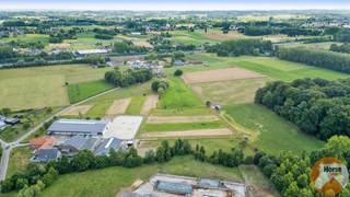 DILBEEK - Dit uitgestrekte complex, met maar liefst 35boxen, biedt een breed scala aan faciliteiten die voldoen aan de hoogste eisen voor fok-...