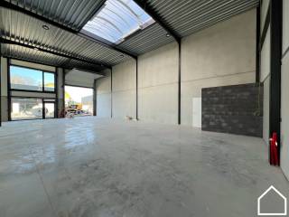 Moderne KMO-unit met uitstekende bereikbaarheid en een totale oppervlakte van 190m².Op slechts 10 minuten rijden van Ieper bevindt zich deze...