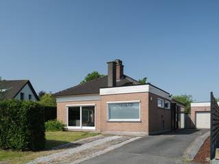 Bent u op zoek naar een ruime gezinswoning met praktijkmogelijkheden en 3/4 slaapkamers? <br />Dan is dit zeker iets voor u! <br /><br /><u><strong>VOOR MEER INFO VIA ELISA@OCVASTGOED.BE OF 0468 45 65 26! </strong></u><br /><br />Deze ruime en veelzijdige gezinswoning combineert een rustige ligging met een uitstekende bereikbaarheid nabij station, centrum en invalswegen.<br />Dankzij de grote leefruimtes, multifunctionele achterruimte en vele opbergmogelijkheden is dit de ideale woning voor gezinnen of wie wonen en werken wil combineren.<br />De woning werd de voorbije jaren verder geoptimaliseerd met onder andere zonnepanelen, airco, ventilatie, screens en een gezellige luifel.<br />Buiten geniet u van een onderhoudsvriendelijke tuin met veel privacy, zon én schaduw.<br /><br /><u><strong>Indeling</strong></u><br /><br />Bij het binnenkomen via de zijkant van de woning komt u in een ruime inkomhal met gastentoilet en extra bergruimte.<br />Vanuit hier heeft u toegang tot de keuken, de ruime leefruimte, een gelijkvloerse slaapkamer en een bureau dat doorloopt naar een tweede leefruimte of praktijkruimte.<br />Doordat de woning oorspronkelijk een bungalow was, bevinden alle belangrijke ruimtes zich op het gelijkvloers.<br />Via de keuken bereikt u de wasberging en de ruime badkamer met ligbad, douche en dubbele lavabo.<br /><br />Op de verdieping bevindt zich een ruime nachthal, momenteel ingericht als speelruimte, en twee ruime slaapkamers met airco.<br />Daarnaast is er nog een praktische zolder.<br /><br />De woning beschikt bovendien over een volledige kruipkelder, wat toekomstige aanpassingen en verbouwingen vergemakkelijkt.<br />Buiten geniet u van een ruime, onderhoudsvriendelijke tuin, een tuinberging, aparte garage en ruime oprit met voldoende parkeergelegenheid.<br /><br />Bruto vloeroppervlakte (opgemeten volgens EPC) : 289 m2.<br /><br />Stedenbouwkundige inlichtingen: bouwvergunning, verkavelingsvergunning, woongebied, geen voorkooprecht, geen gerechtelijke herstelmaatregel of bestuurlijke maatregel opgelegd.<br />Geen risicozone overstromingsgevoelig gebied. P-score = D, G-score = B, geen renovatieverplichting <br />Elektriciteit conform <br />EPC: 249 kWh (C)<br /><br />