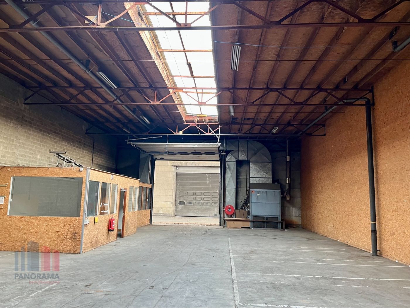 OPSLAGRUIMTE VAN 673 m² MET SECTIONALE POORT NABIJ DE E313 - photo 1