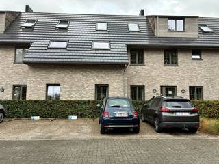 Dit instapklare gelijkvloers appartement combineert een praktische indeling met een topligging nabij het dorpscentrum met winkels en openbaar vervoer.<br /><br />Het appartement beschikt over een gezellige woonkamer met open keuken, een handige berging, twee volwaardige slaapkamers, een badkamer en een afzonderlijk toilet. Vanuit de leefruimte heb je rechtstreeks toegang tot het ruime terras. <br /><br />Achter het gebouw is een autostaanplaats voorzien en is er een fietsenstalling beschikbaar. De nabijheid van de oprit van de E17 zorgt bovendien voor een uitstekende bereikbaarheid.<br /><br />Een ideale woonplek voor wie op zoek is naar comfort, ruimte en een vlotte verbinding.<br />(Maandelijkse vaste kosten: 60 €)