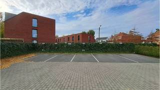 AUTOSTANDPLAATS te koop in de Witte Molenstraat 17 ( ter hoogte van nr. 27) in Sint-Michiels Brugge. Een praktische ( extra ) parkeerplaats voor de...