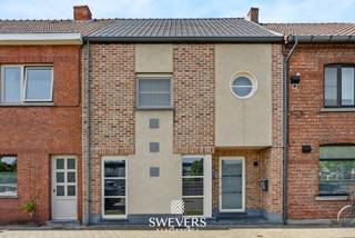 Interesse? Meer informatie op www.SWEVERS.be. - Deze instapklare gezinswoning in Hasselt biedt een praktische indeling en een uitstekende ligging op slechts 150 meter van de vernieuwde kleine ring. De woning beschikt over vier slaapkamers, een bureauruimte, een ruime leefruimte met open keuken en een aangename veranda. Dankzij de centrale locatie bevinden winkels, scholen en openbaar vervoer zich op wandelafstand, terwijl de E314 vlot bereikbaar is. De woning heeft een EPC-label A en is dus energiezuinig zonder renovatieverplichting. Op het gelijkvloers vormen de lichtrijke leefruimte, open keuken en veranda samen het hart van de woning. Grote raampartijen zorgen voor veel natuurlijk licht en een mooi zicht op de zonnige tuin. Daarnaast zijn er een ruime inkomhal, een bureauruimte, een badkamer en een aparte wasplaats aanwezig. Op de verdieping bevinden zich drie ruime slaapkamers en een compacte extra kamer die perfect kan dienen als bureau of dressing. De woning combineert comfort, functionaliteit en een topligging, waardoor ze ideaal is voor gezinnen die op zoek zijn naar een instapklare thuis in Hasselt. Bel ons vandaag nog voor een persoonlijke rondleiding. Wij van Swevers Real Estate helpen je maar al te graag verder. tel. 011 255 155. Bron bewoonbare oppervlakte: EPC-verslag.
