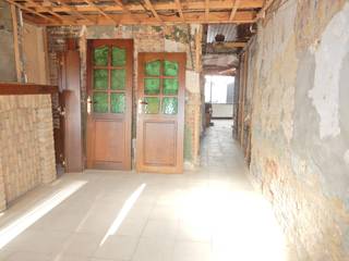 Bent u op zoek naar een interessant renovatieproject of een perceel met heropbouwmogelijkheden?<br />Deze woning, gelegen in het centrum van Tielt en op een steenworp van de Ringlaan, biedt tal van opportuniteiten.<br />Dankzij de gunstige ligging geniet u van een vlotte bereikbaarheid en bevinden winkels, scholen, openbaar vervoer en andere voorzieningen zich op wandelafstand. <br />Deze eigendom is uitermate geschikt voor investeerders, projectontwikkelaars of handige doe-het-zelvers die op zoek zijn naar een pand met potentieel op een gegeerde locatie.<br />Er zijn goedgekeurde plannen voor verbouwing/heropbouw aanwezig.<br /><br />De woning werd gebouwd in 1850-1874.<br />Het perceel heeft een totale oppervlakte van 90 m² en een bewoonbare oppervlakte van 87 m².<br /><br />Algemeen:<br />- EPC 652 - label F<br />- Renovatieverplichting<br />- Blanco bodemattest<br />- Niet conforme elektrische keuring<br />- Niet asbestveilig<br />- Stookolietank aanwezig<br />- Nabij de Ringlaan en belangrijke invalswegen<br />- Tal van mogelijkheden om de woning volledig naar eigen smaak en wensen te realiseren<br />- Vrij bij akte<br />- Vg, Wg, Gmo, Gvkr, Gvv<br /><br />