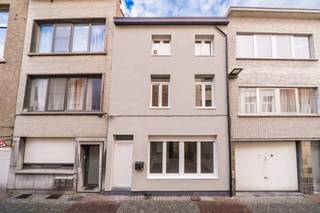 Maison de ville confortable au cœur de Malines Cette maison spacieuse et prête à être emménagée a été partiellement rénovée au fil des ans. Son...