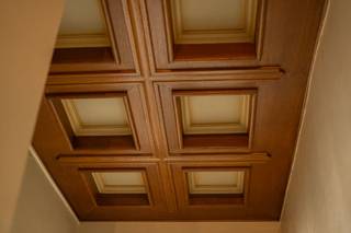 Deze te renoveren burgerwoning met authentieke elementen biedt heel wat potentieel voor wie op zoek is naar een karaktervol renovatieproject. Met...