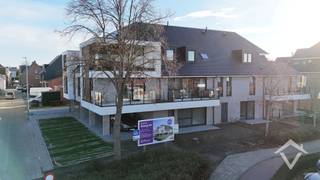 Dit mooie nieuwbouwproject bestaat uit 9 appartementen, verdeeld over drie verdiepen. Op de ondergrondse verdieping wordt er per appartement één individuele garagebox voorzien. Twee gemeenschappelijke fietsenbergingen, vuilnisberging en staanplaatsen voor bezoekers worden ook ter beschikking gesteld van de bewoners.<br /><br />Verder worden alle appartementen volledig instapklaar afgewerkt aan de hand van kwalitatieve materialen.<br /><br />Oplevering voorzien september 2025. EPB: appartement in aanbouw. <br /><br />Dit prachtig appartement bestaat uit: leefruimte - keuken - 2 terrassen (13 m² en 11 m²) - berging - toilet - 2 slaapkamers - badkamer - technische ruimte - zolder van 39 m²<br /><br />De prijs is exclusief BTW, registratierechten en notariskosten. <br /><br />Contacteer ons vrijblijvend voor meer informatie over onze unieke betalingsmodaliteiten, het lastenboek en de prijzen.
