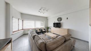 Instapklaar gelijkvloers appartement van ca. 75 m², uitstekend gelegen op de zeedijk van Heist, tussen het Vissersplein en het Heldenplein.<br />Het appartement beschikt over een ruime, lichtrijke woonkamer met halfopen keuken, een praktische berging, twee volwaardige slaapkamers en een badkamer uitgerust met douche, wastafel en toilet.<br />Daarnaast zijn er extra troeven zoals een afzonderlijke berging, een fietshaak en een zeer ruime private kelderruimte.